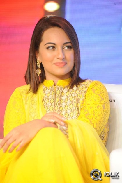 Sonakshi-Sinha-at-Lingaa-Movie-Audio-Success-Meet
